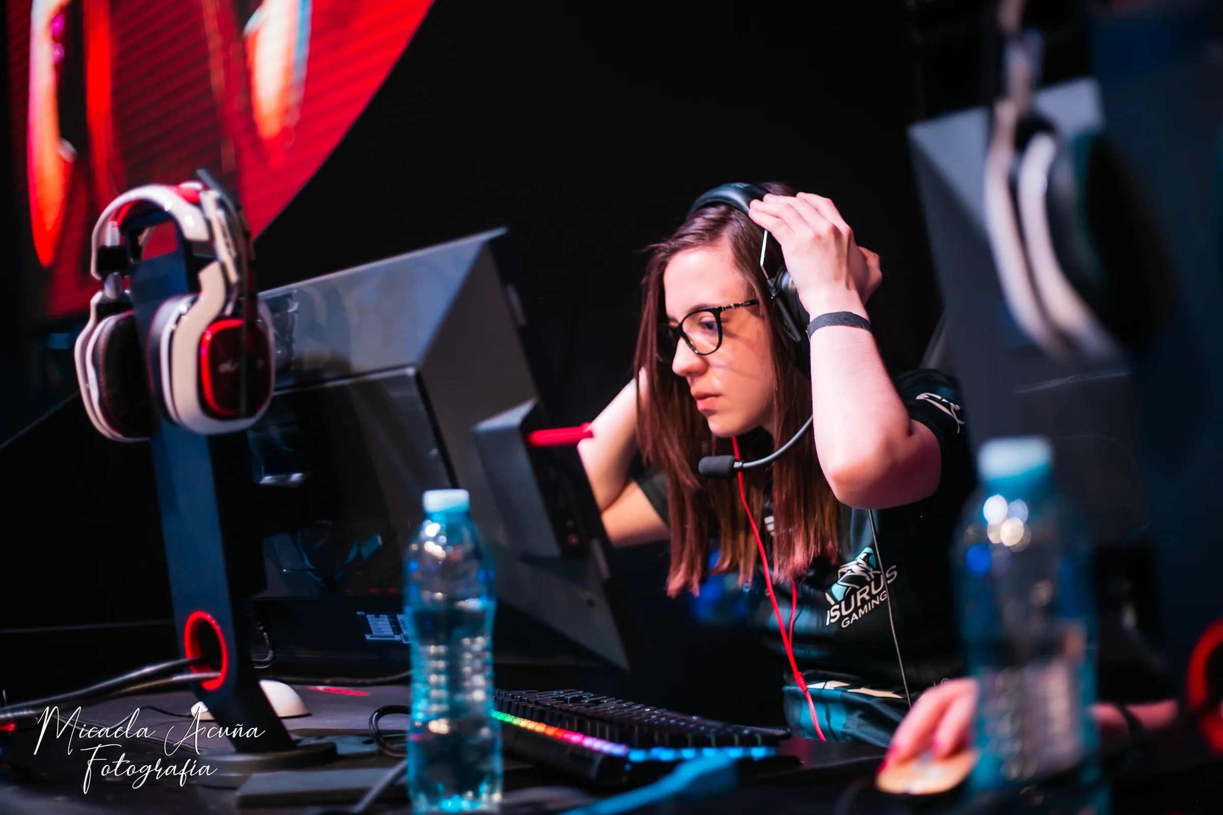 Sol compitiendo con headset frente a su PC